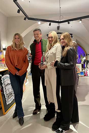 Das Baodt Art Team Alessandra Hampel Nina Suess Raphaela Lindlbauer und Karlheinz Muhr Hallstein Water